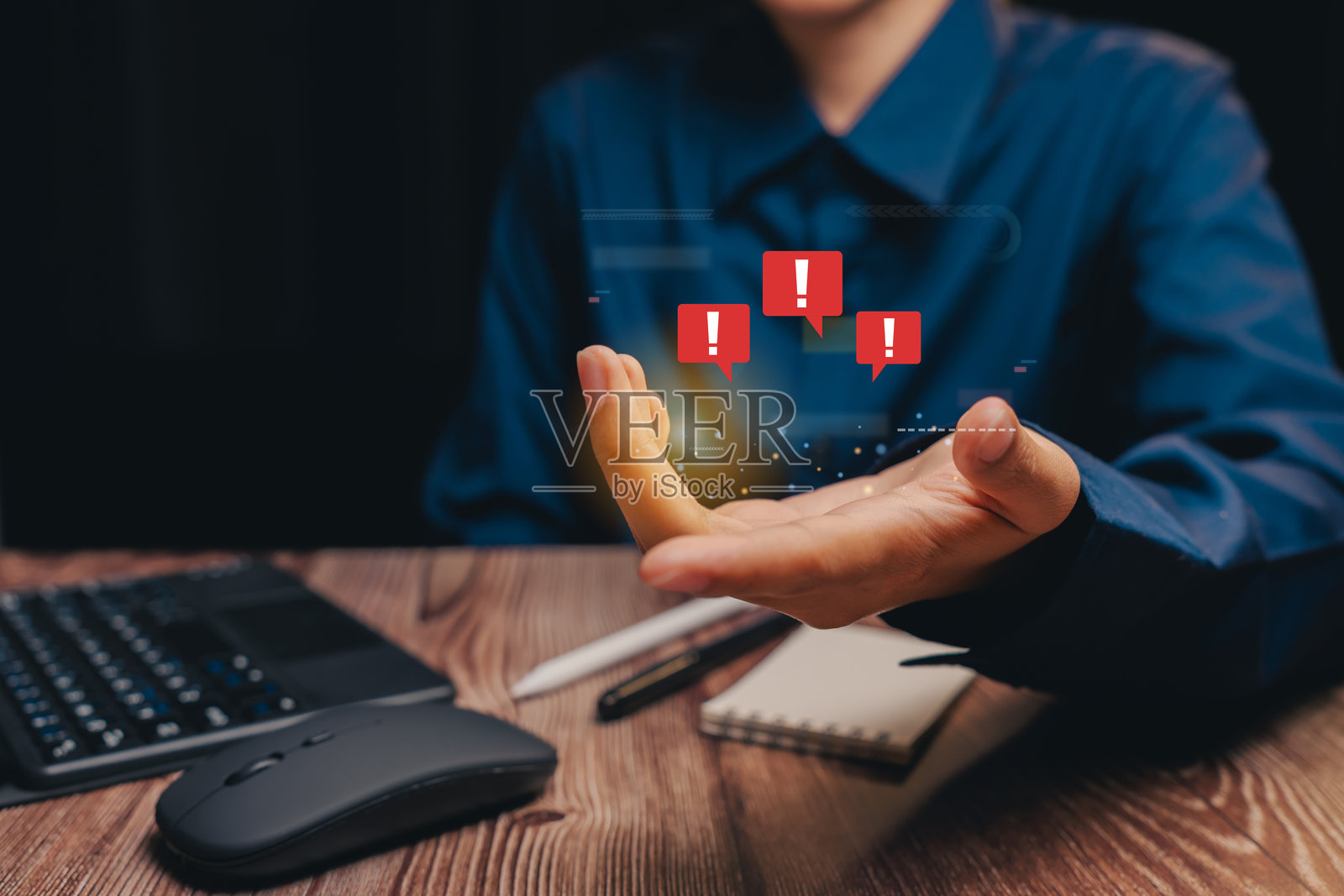 现代办公室桌前手势表达的商务专业人士，商业概念照片摄影图片