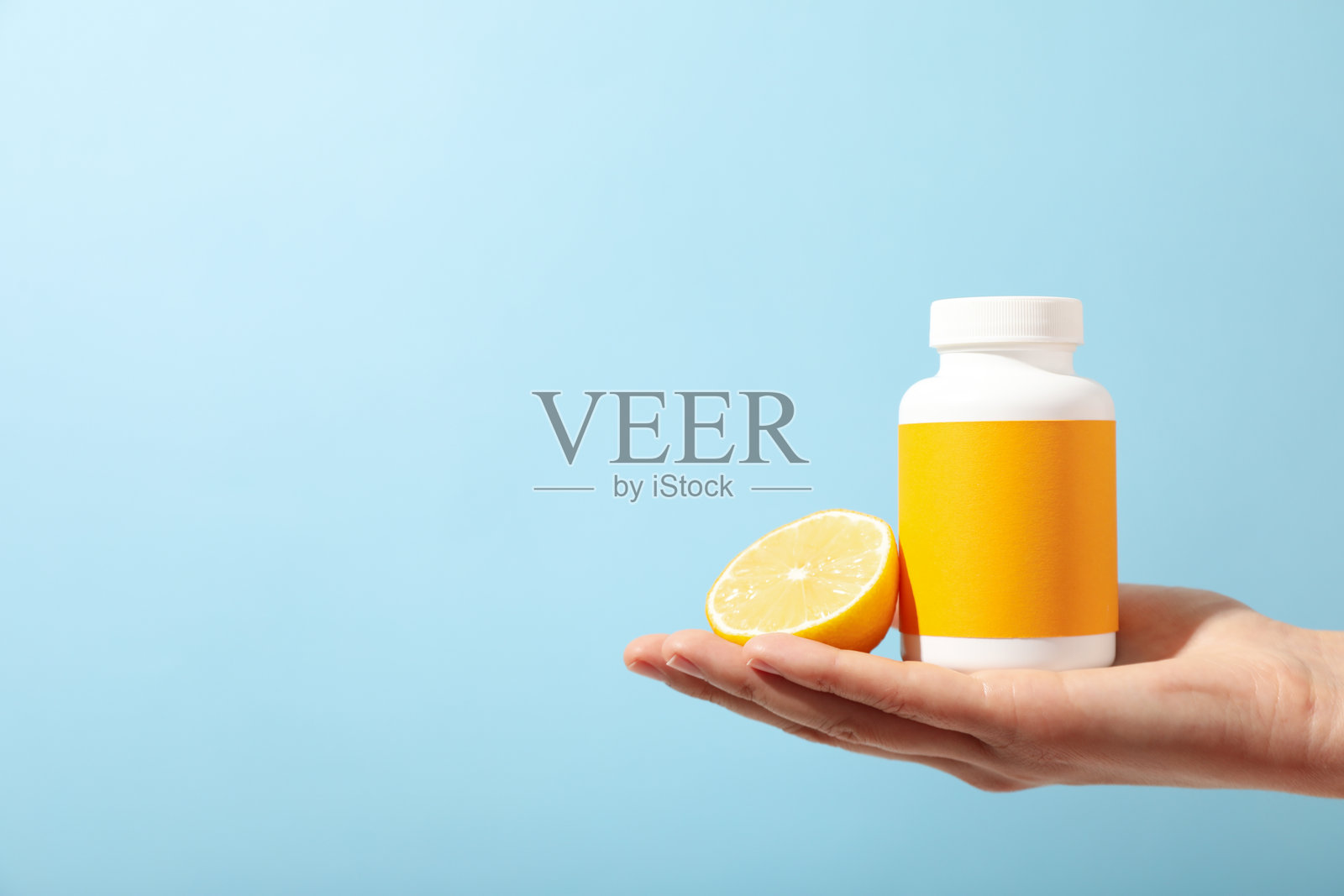 瓶装维生素C，呈片剂形式。照片摄影图片