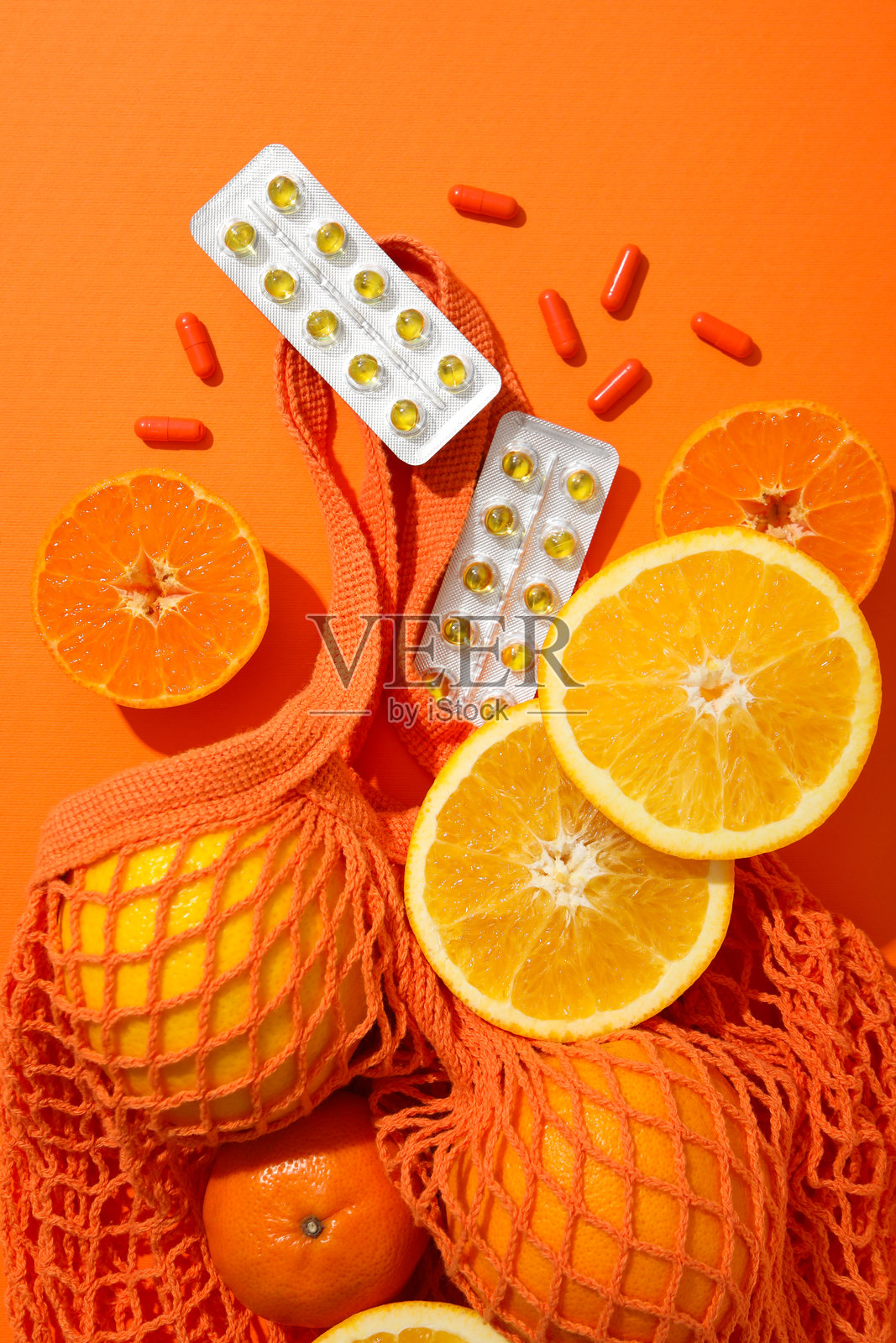 维生素C，药片，橙子摆在桌子上。照片摄影图片