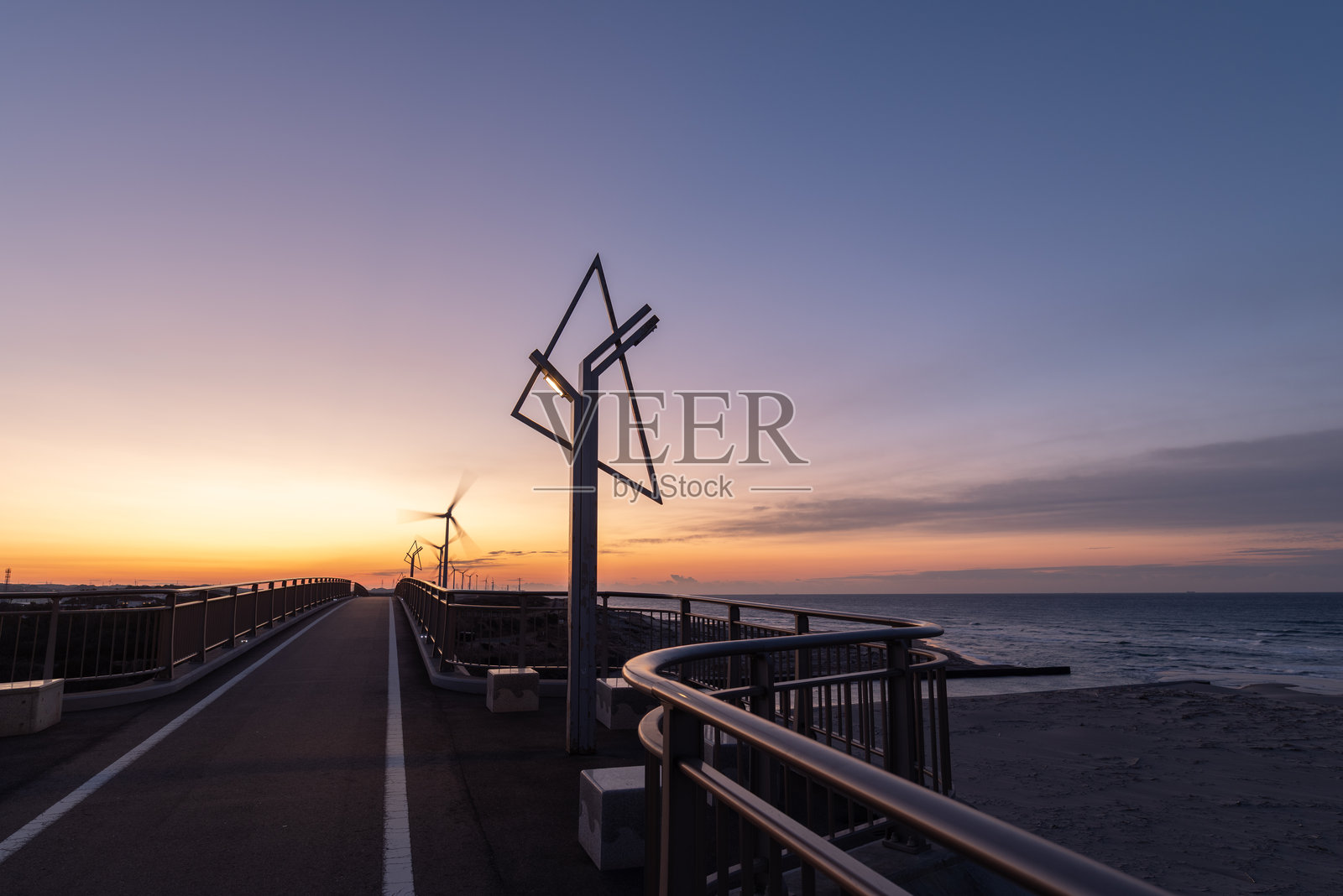 在桥上欣赏美丽的黎明前天空照片摄影图片