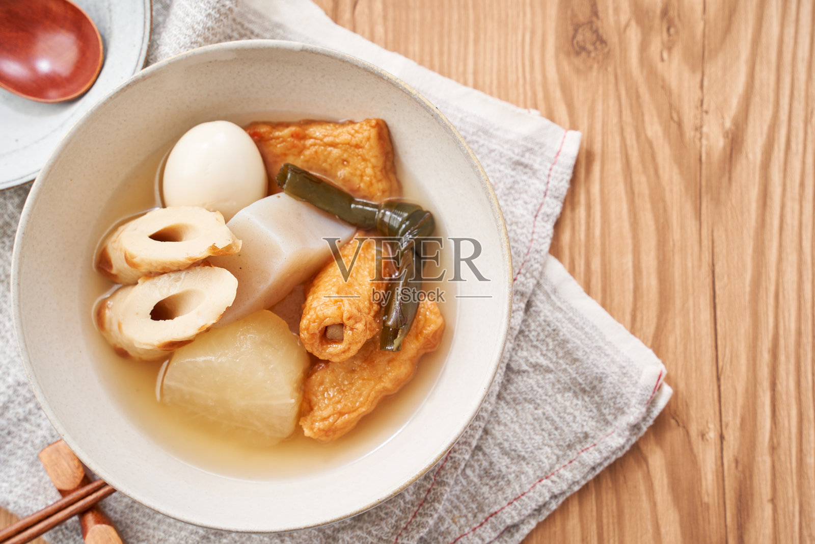 日本关东煮 - 传统冬季炖菜，配有鱼饼和蔬菜照片摄影图片