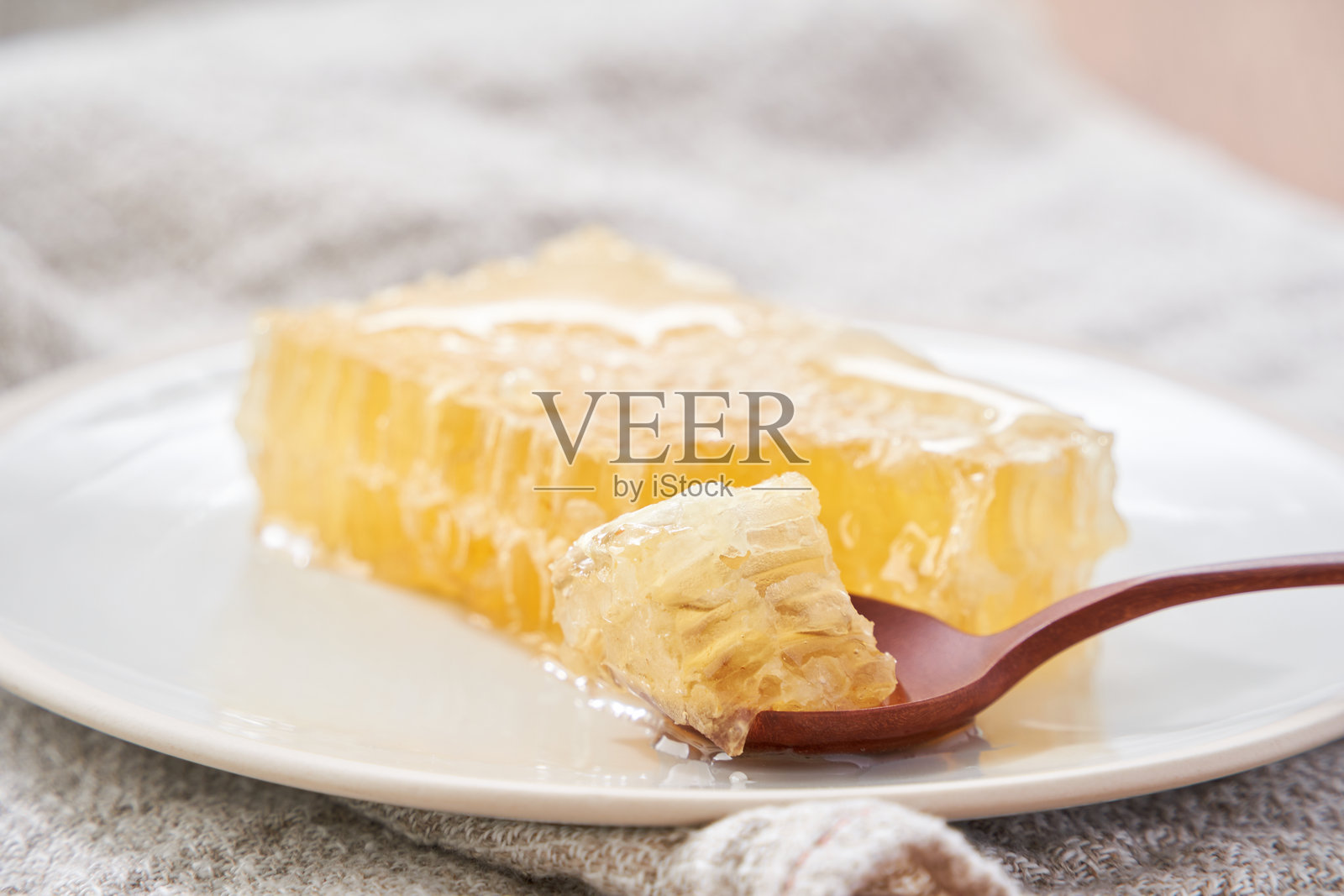 蜂巢蜜 - 带有自然甜味的生蜂巢块照片摄影图片