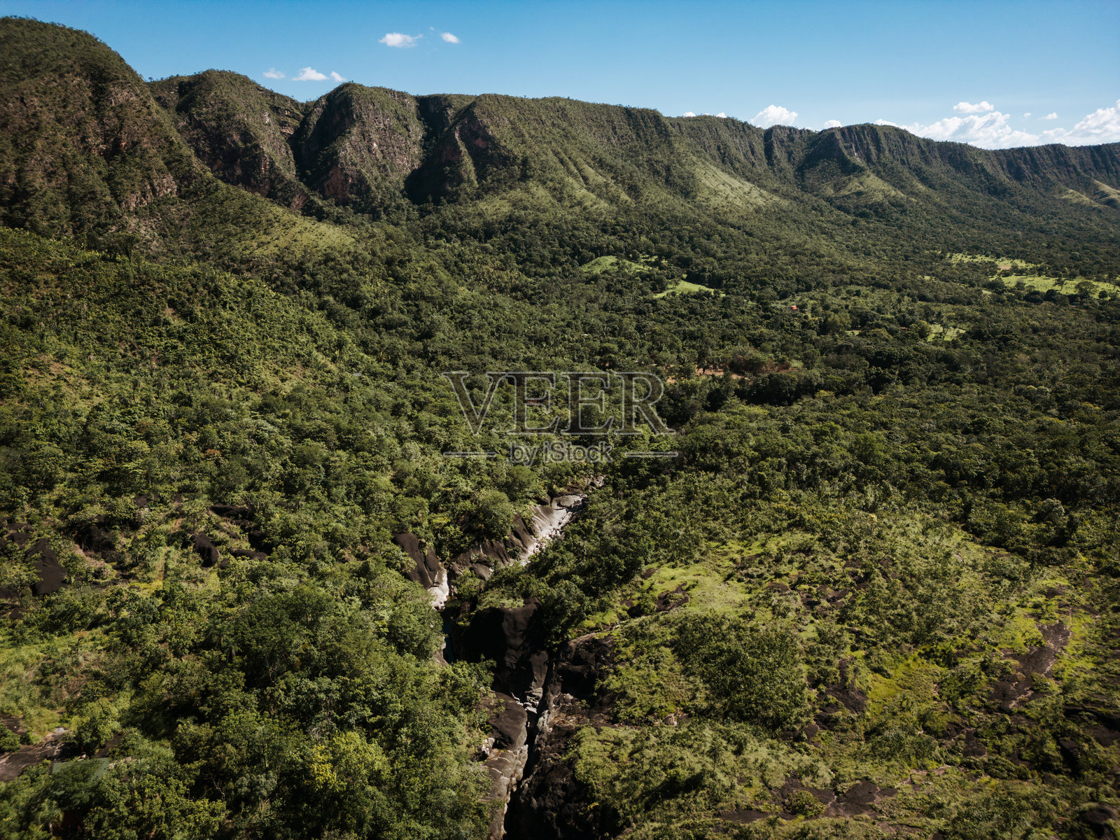 查帕达多斯维阿德罗斯国家公园的岩石 formations 和森林照片摄影图片
