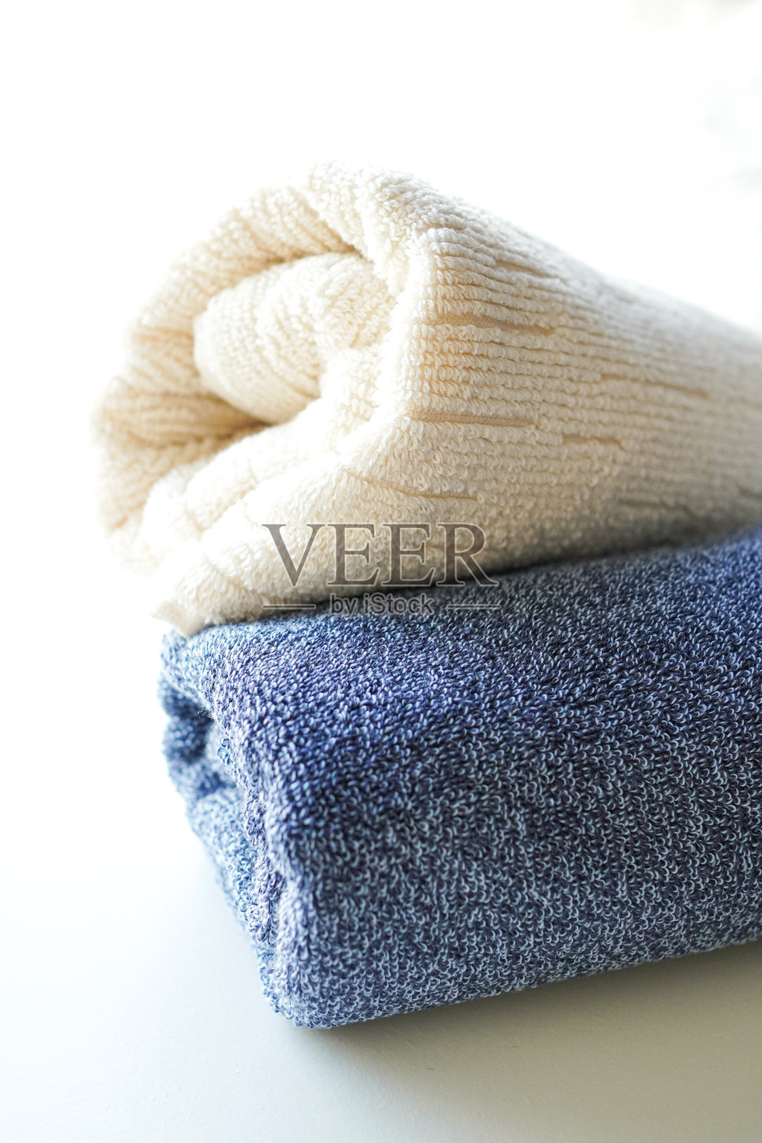 一堆蓬松的毛巾放在白色背景上照片摄影图片
