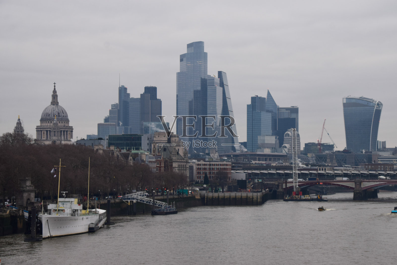 伦敦市天际线在阴云密布的日子照片摄影图片