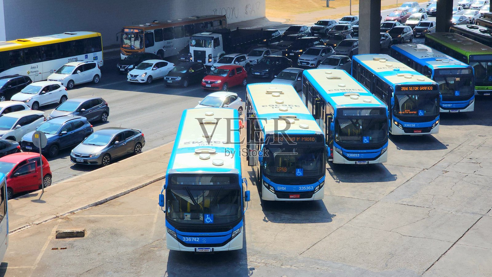 城际公共交通的公交停车场照片摄影图片