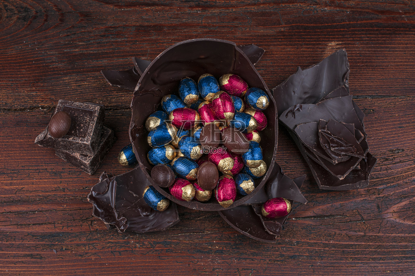 破碎的巧克力蛋，里面藏着巧克力惊喜照片摄影图片