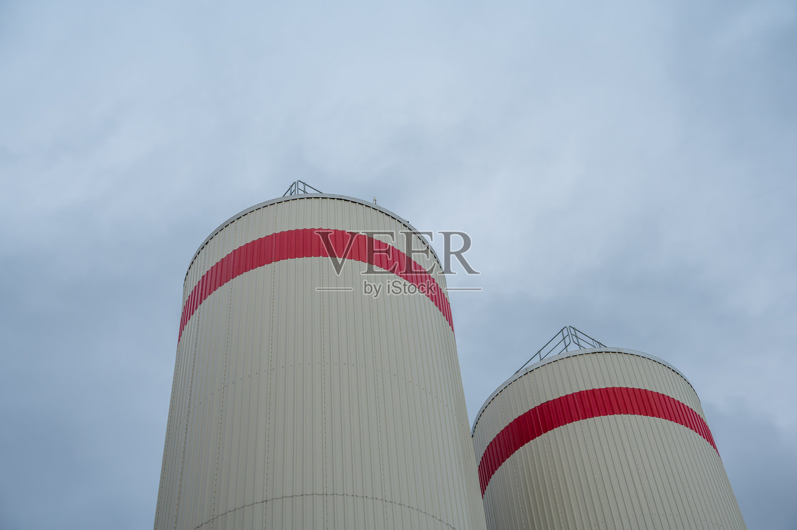 酿酒厂储存材料的储罐照片摄影图片