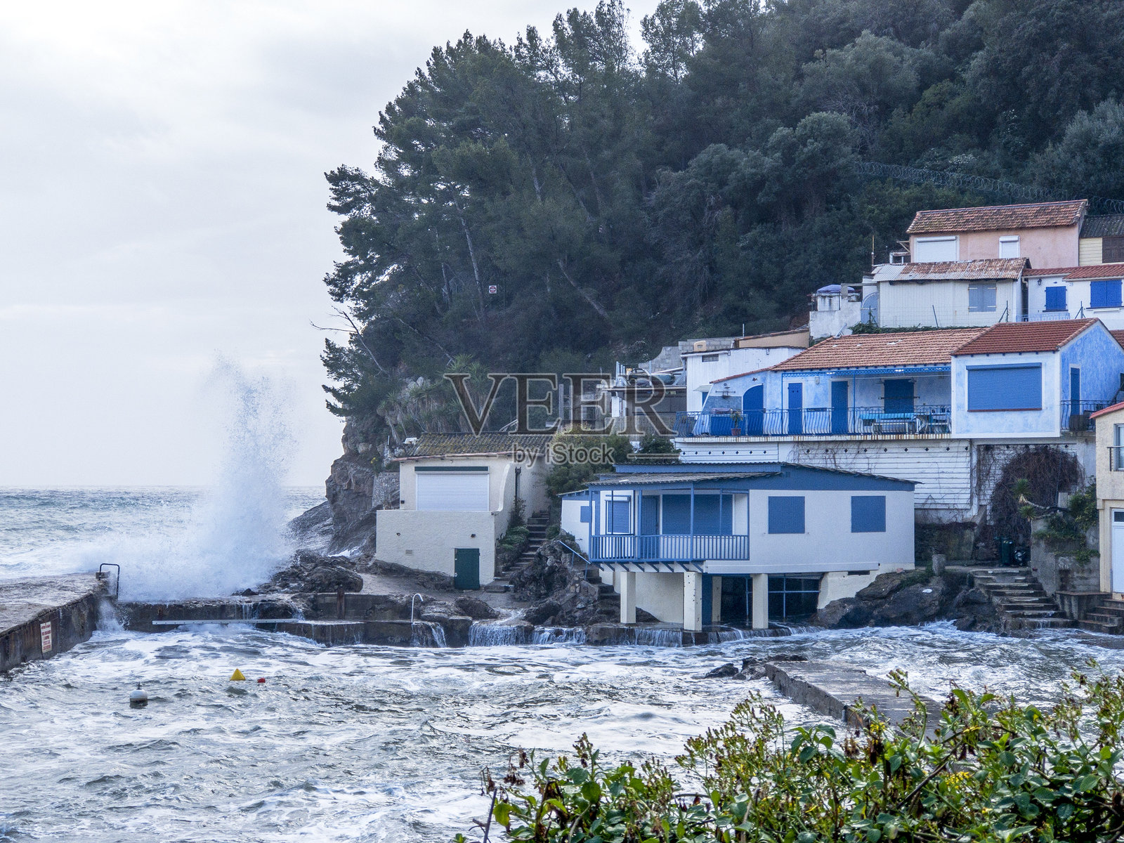 暴风雨中海边的五彩村庄照片摄影图片