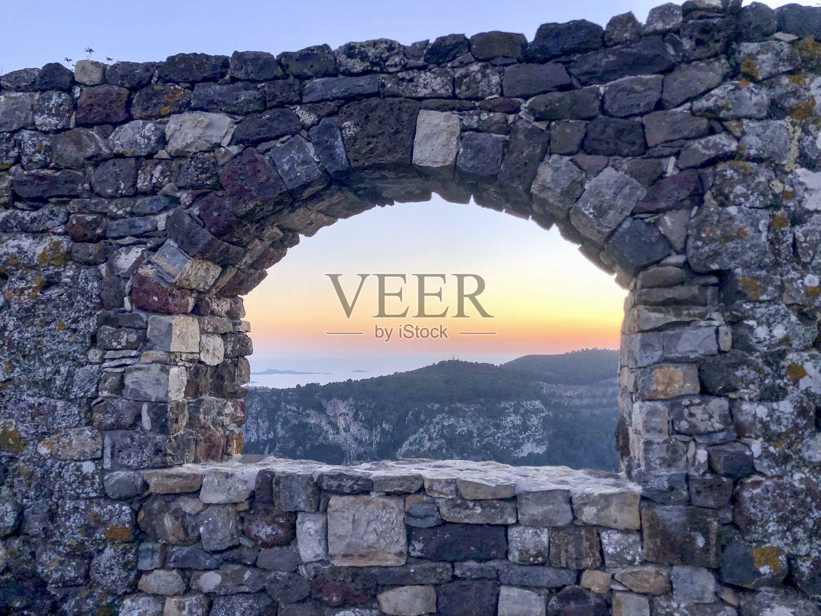 海上方的岩石遗迹照片摄影图片