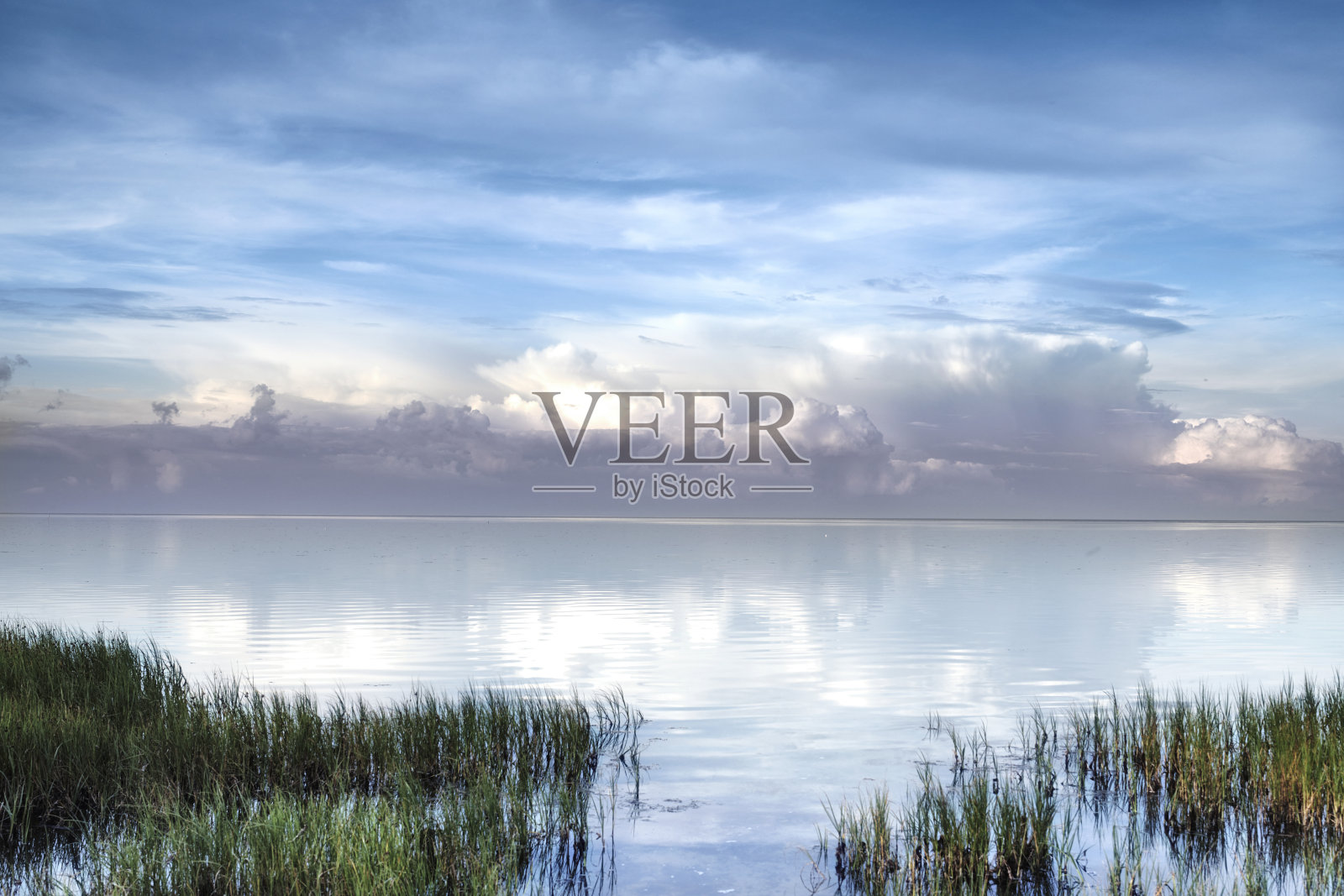 美丽宁静的丹麦海岸风景，清澈的天空和水面倒影照片摄影图片