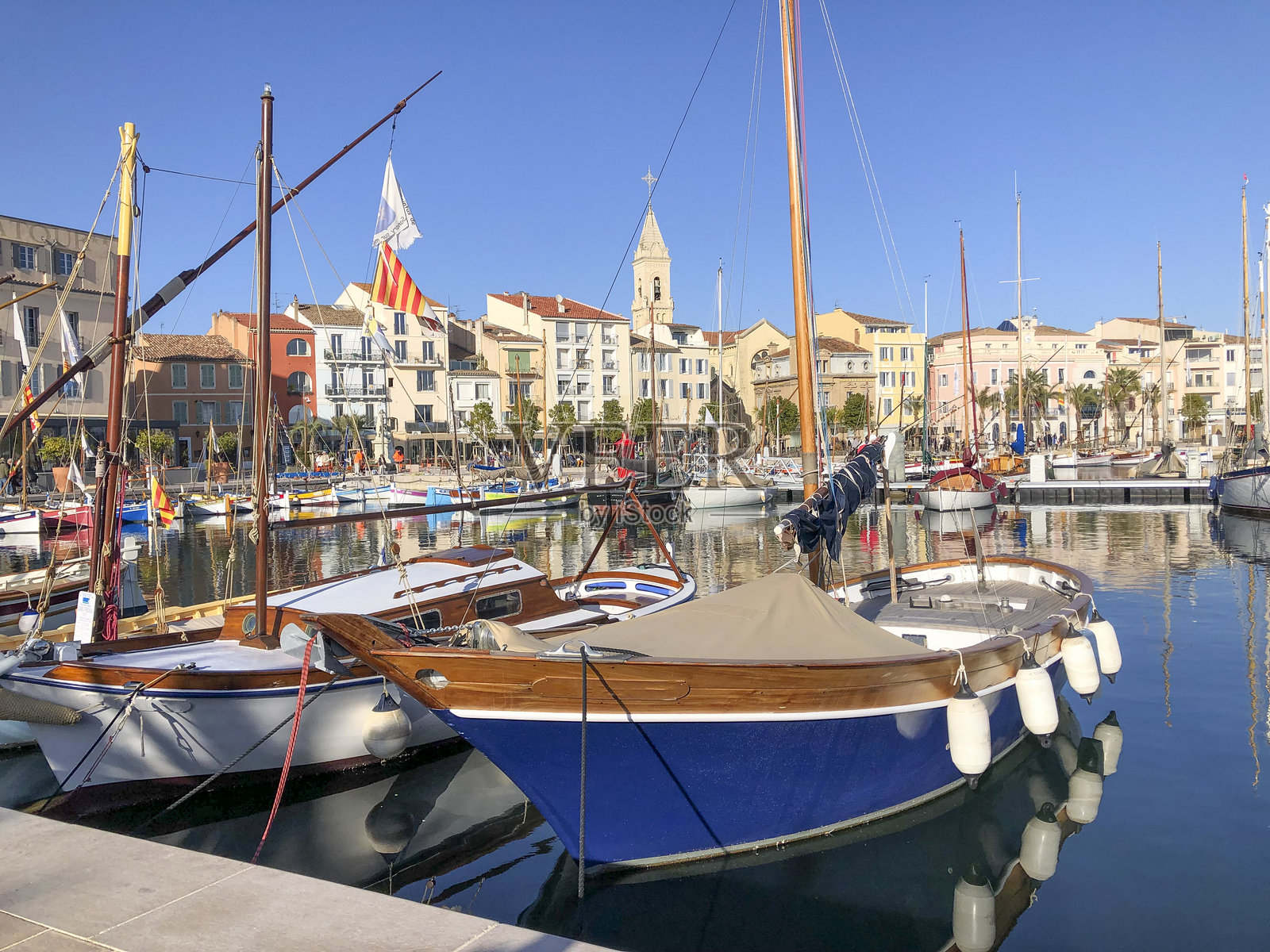 五彩斑斓的船只停靠在码头上照片摄影图片