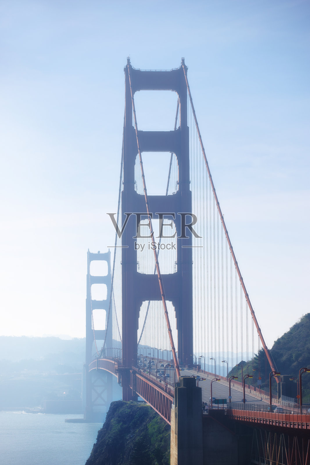 标志性的金门大桥横跨旧金山湾，笼罩在柔和的晨雾中照片摄影图片