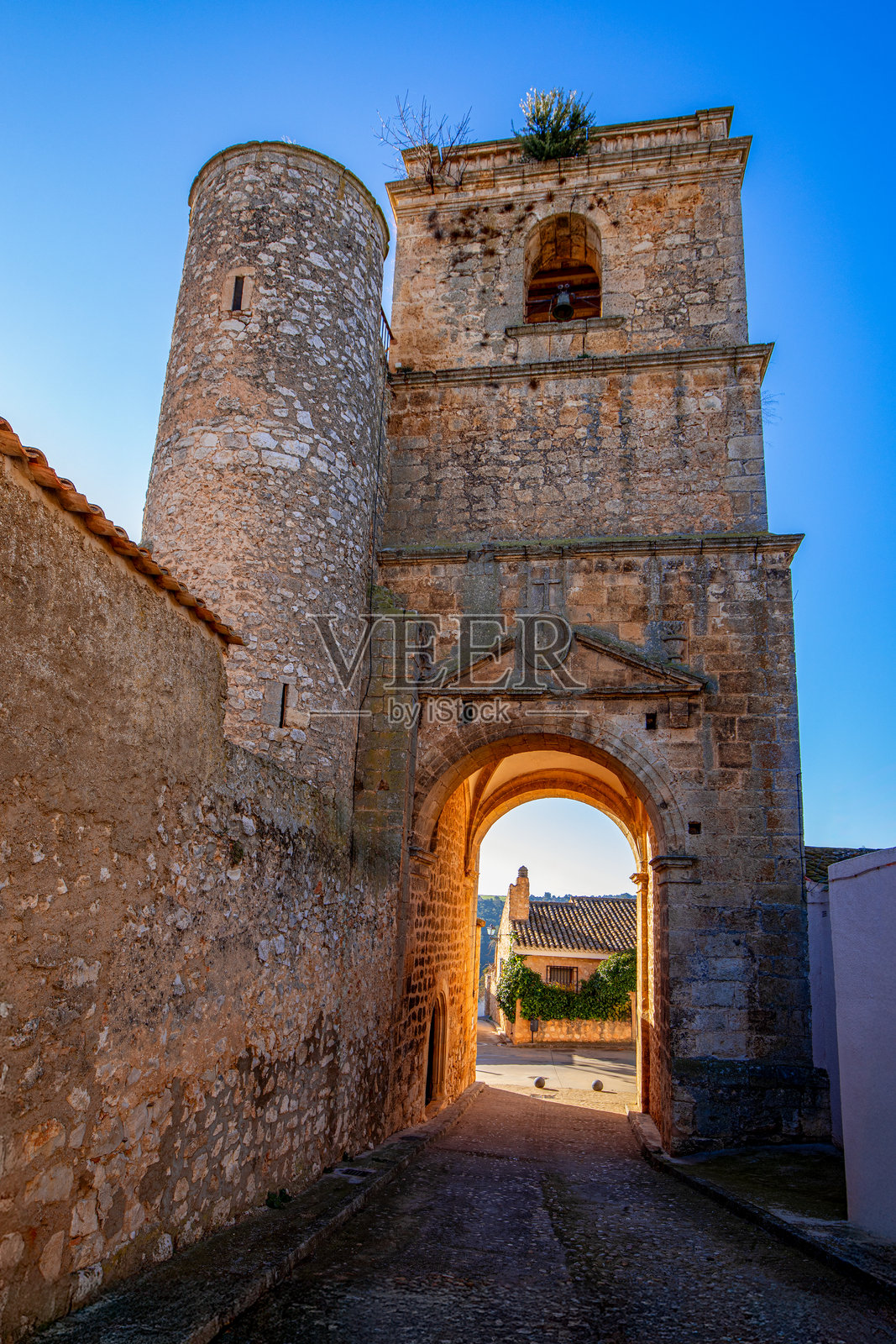 阿拉尔孔圣三位一体教堂的钟楼照片摄影图片