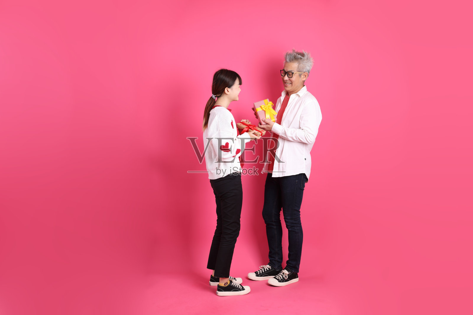 穿着红色衣服的男女照片摄影图片