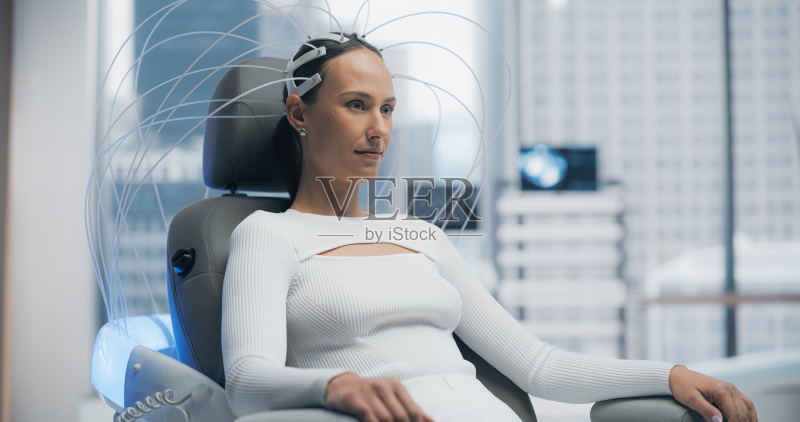 未来实验室使用先进技术扫描女性患者的大脑，在高科技显示器上分析数据。患者连接到高科技设备。照片摄影图片