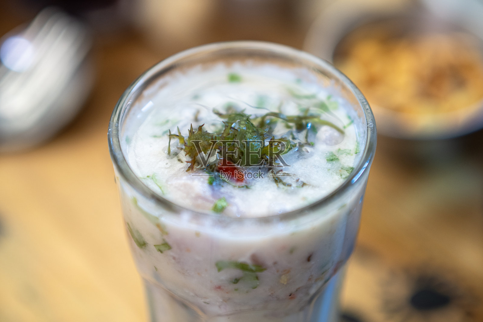 典型的秘鲁虎奶在秘鲁利马巴兰科的街市中盛在玻璃杯里照片摄影图片