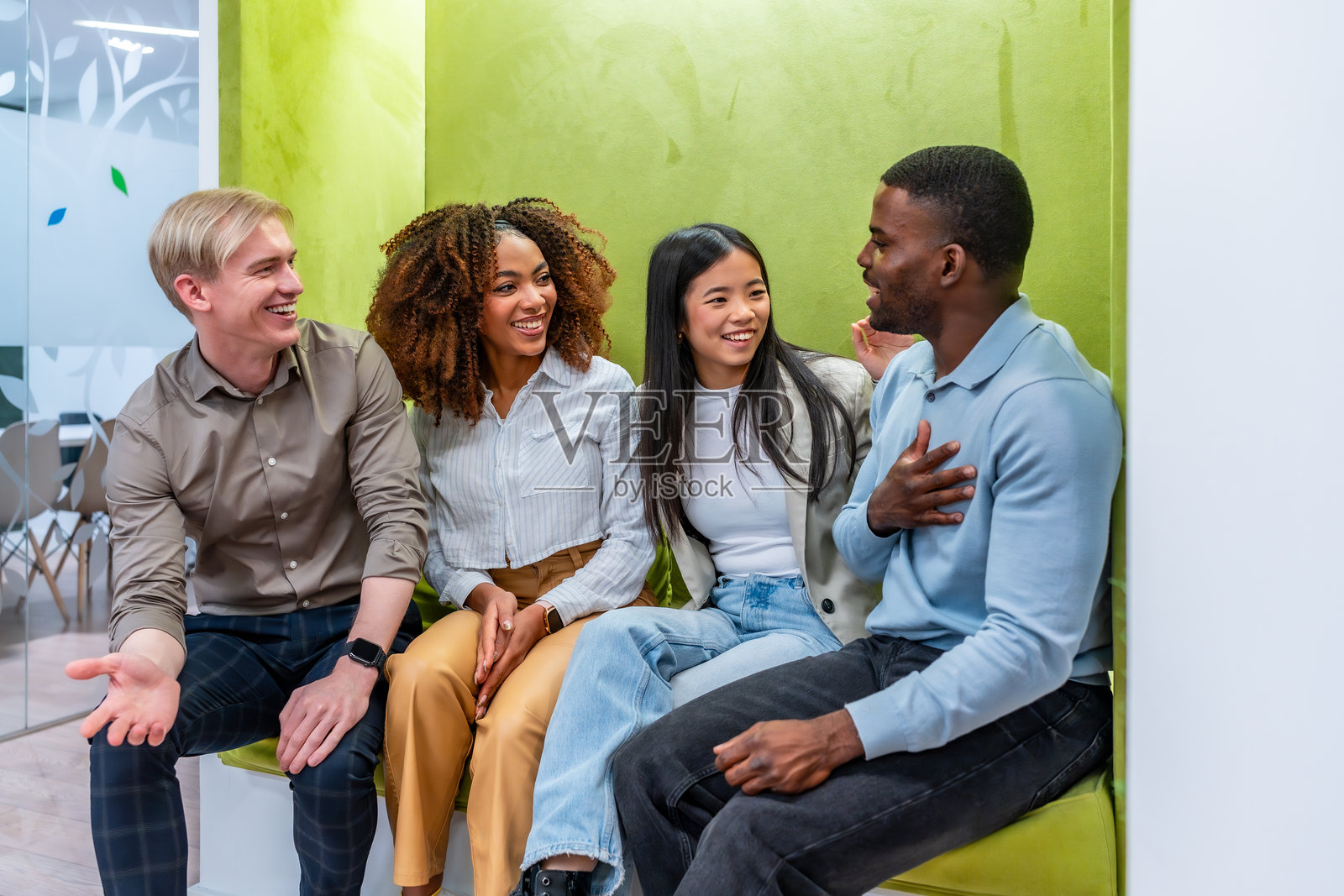 年轻专业人士在现代共享办公空间合作照片摄影图片