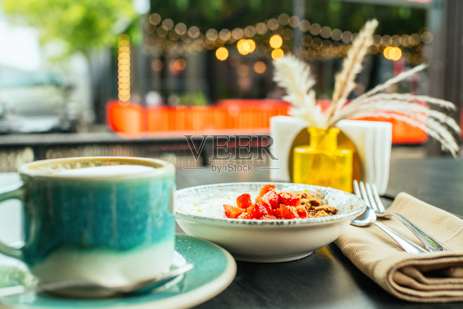 咖啡馆里的卡布奇诺和草莓甜点照片摄影图片