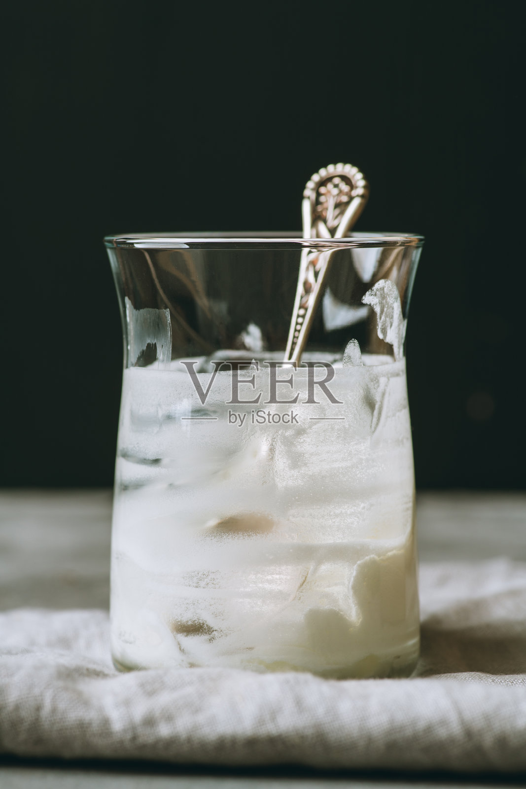 装有香草冰淇淋的玻璃杯。咖啡制作。照片摄影图片