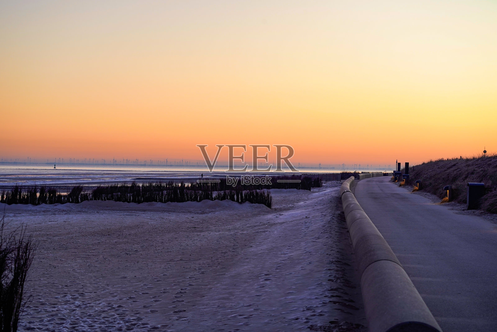 沿北海的混凝土徒步小径。照片摄影图片