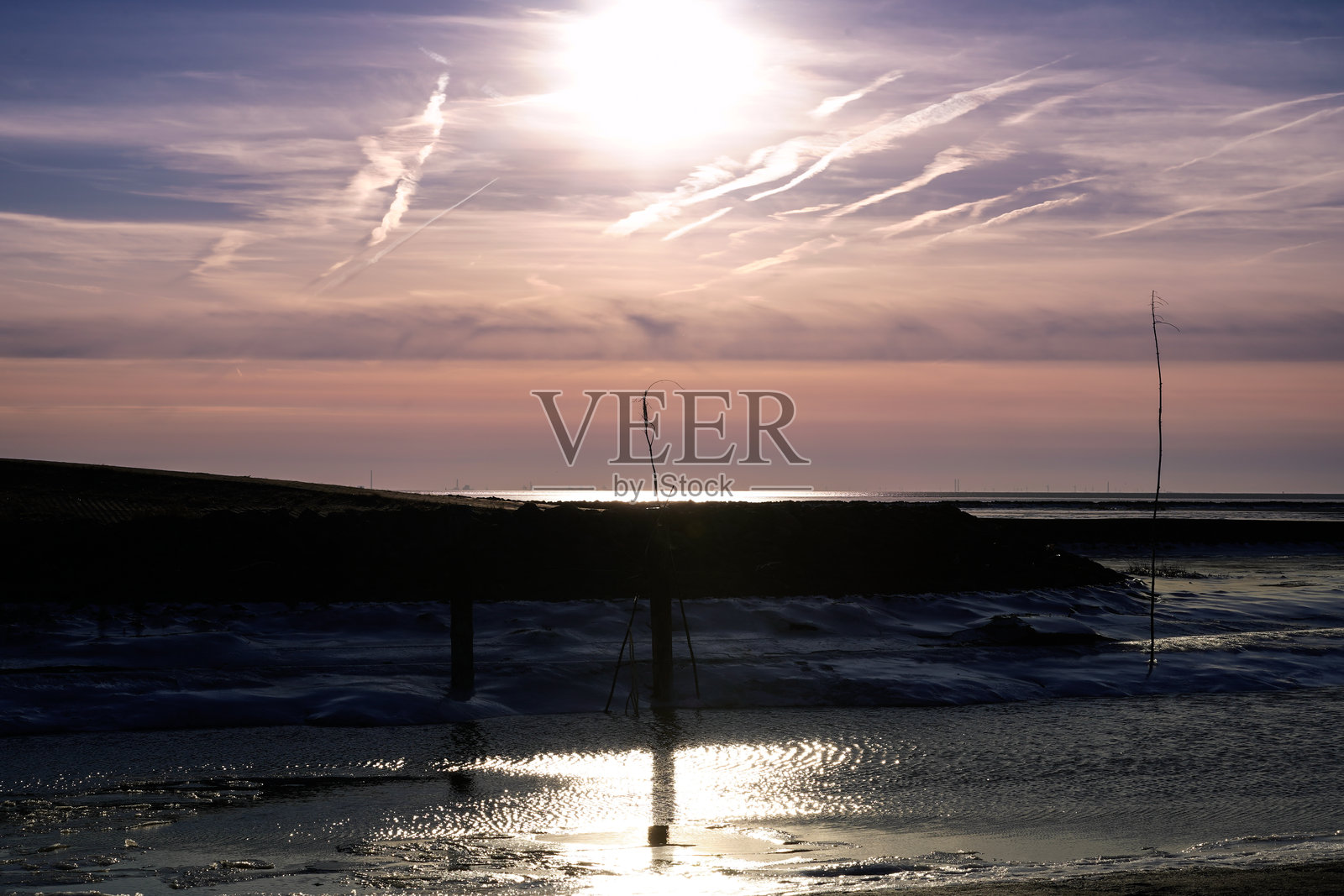 小冰块和美丽的日落。照片摄影图片