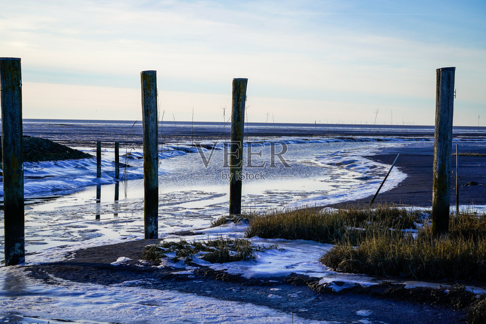 通往多鲁姆港的冰冻航道。照片摄影图片