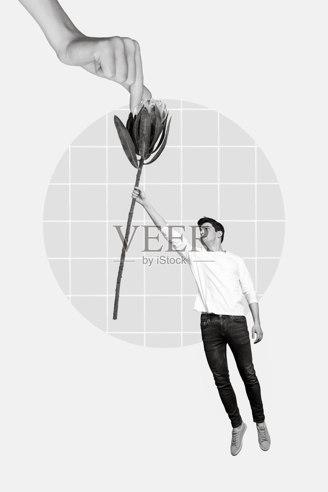 年轻学生男孩飞翔，手持有机自然花卉植物，作为送给女友的礼物，背景为蓝色。照片摄影图片