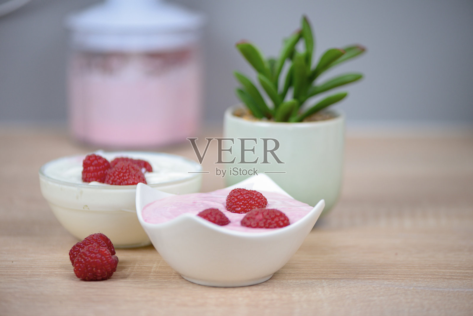 厨房桌子上的覆盆子甜点，健康早餐照片摄影图片