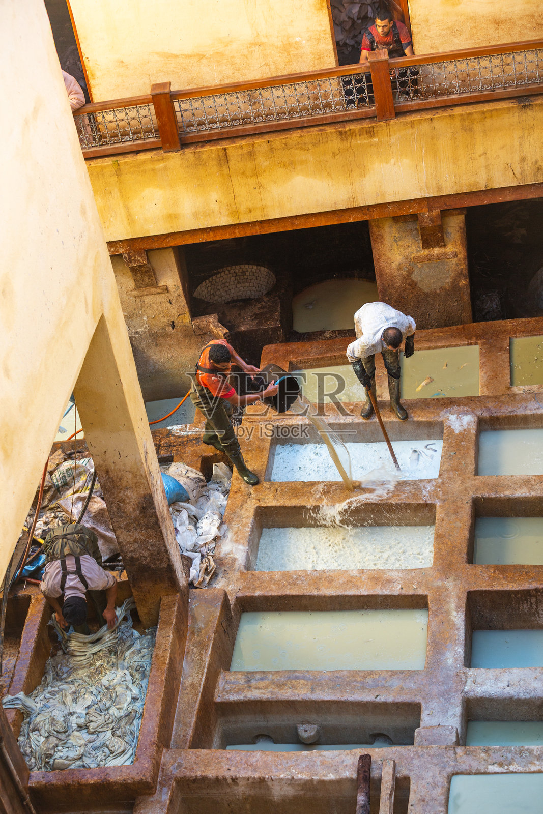 摩洛哥菲斯的历史制革厂，传统皮革染色照片摄影图片