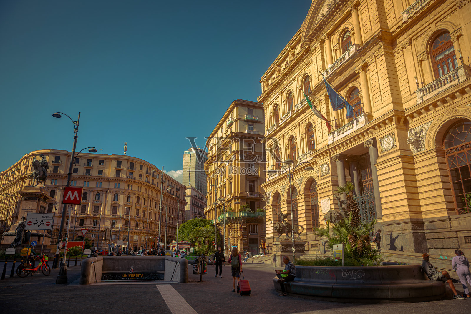 那不勒斯街道上的城市生活与建筑照片摄影图片