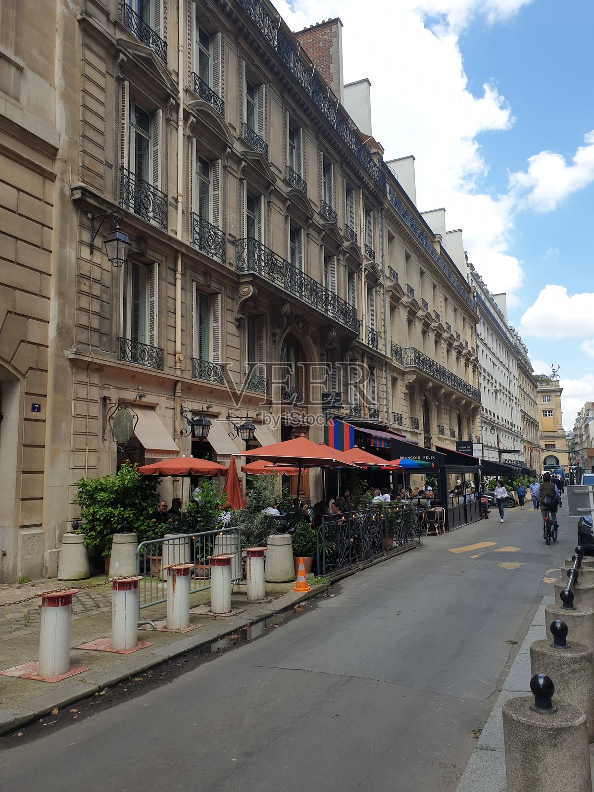一条安静街道上的繁忙餐厅。照片摄影图片