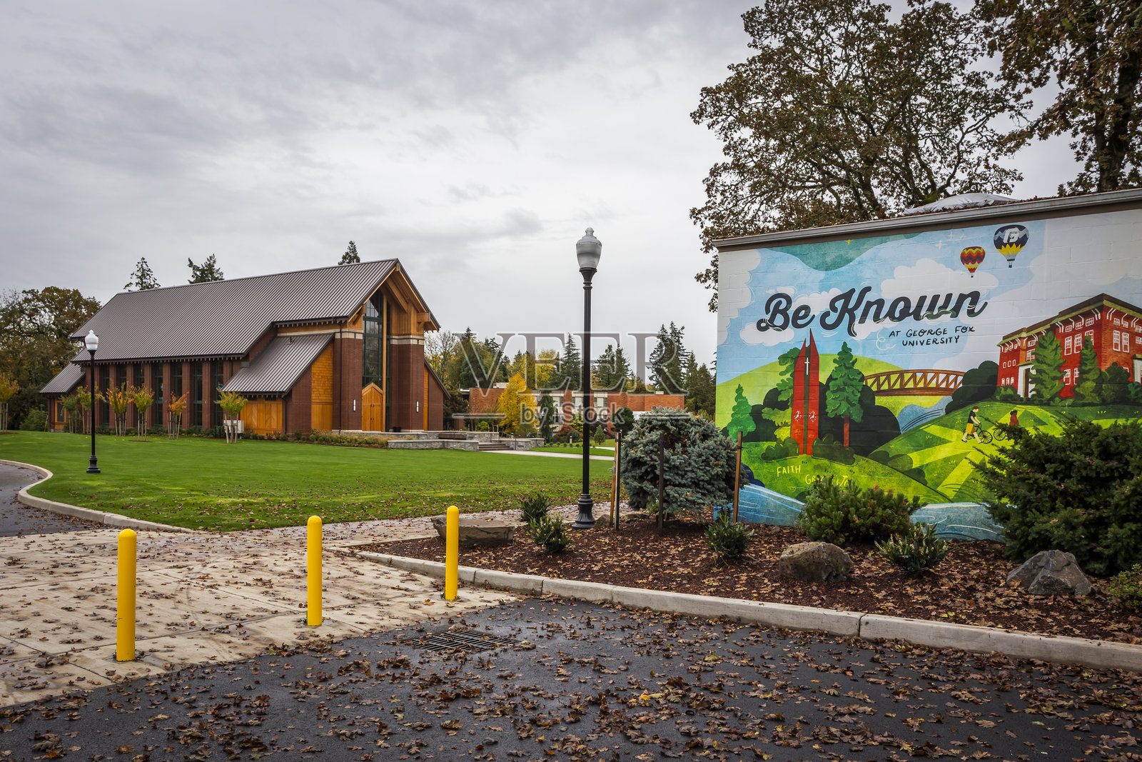 乔治·福克斯大学校园建筑和秋季标志照片摄影图片
