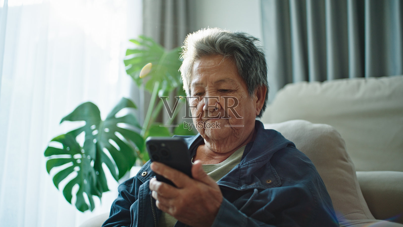 老年人与人工智能语音助手聊天放松。照片摄影图片