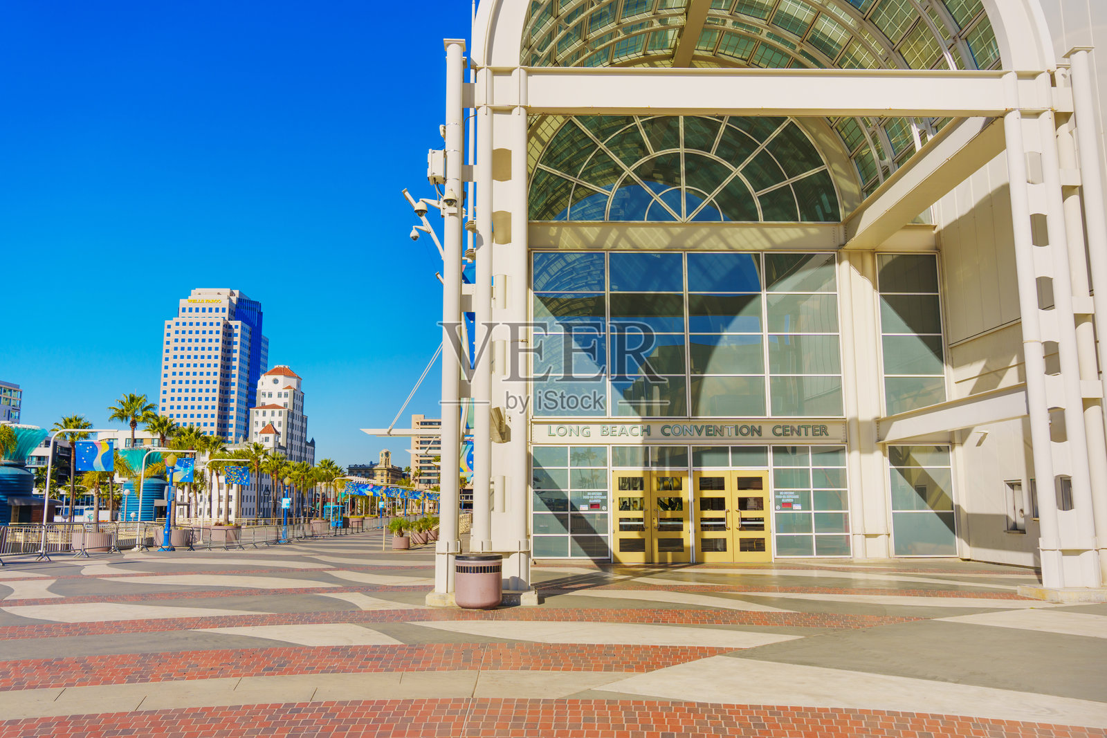 长滩会议中心入口与城市景观背景照片摄影图片