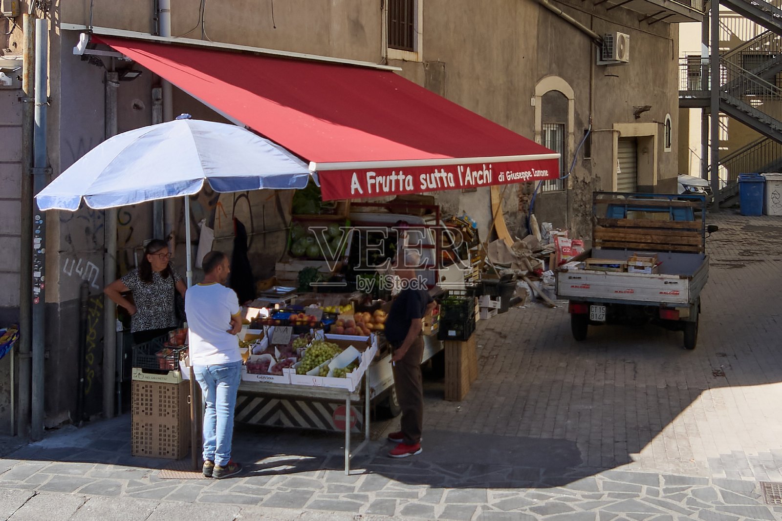 市场上的本地产品销售商。照片摄影图片
