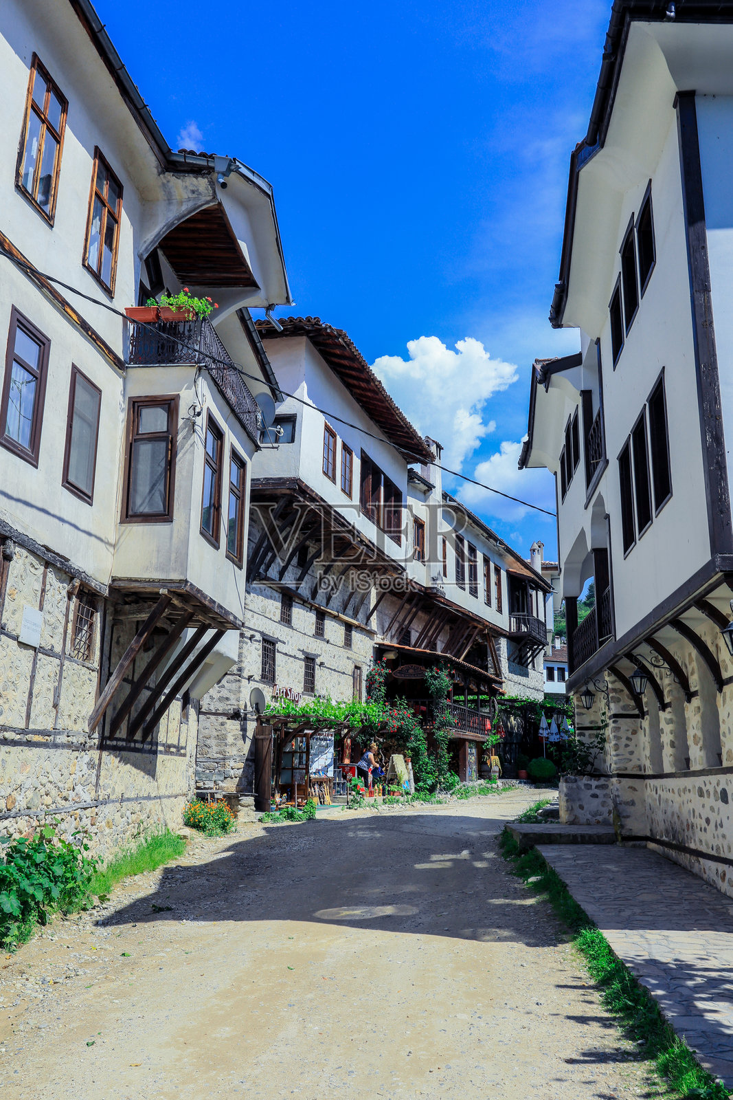 保加利亚梅尔尼克的历史建筑和鹅卵石街道在明亮的蓝天下照片摄影图片