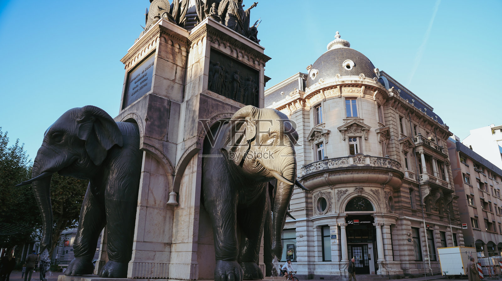 法国尚贝里的大象喷泉展示了历史建筑和热闹的街景照片摄影图片