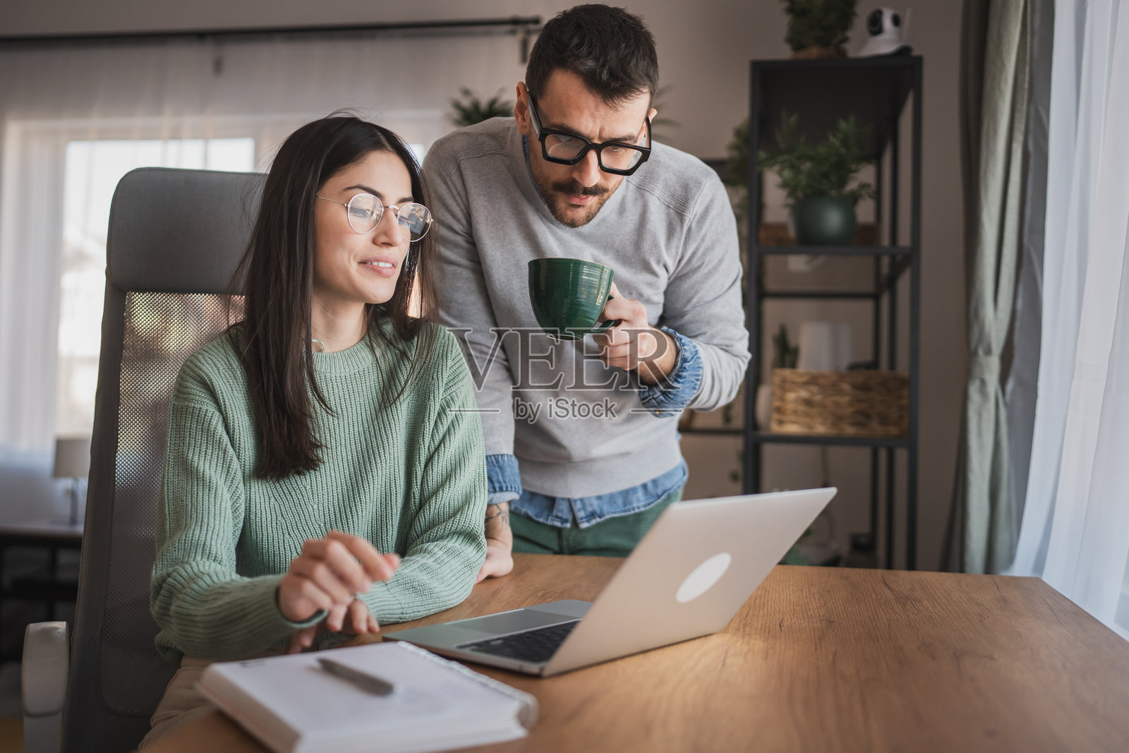 一对在家工作的男女情侣照片摄影图片