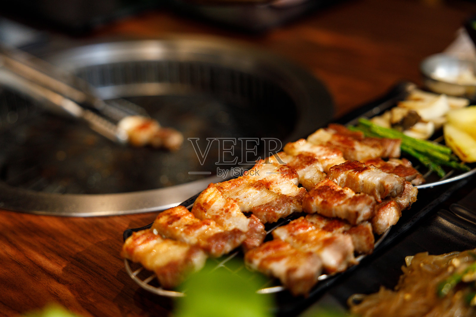 韩国传统风格的烤肉烧烤猪肉。照片摄影图片