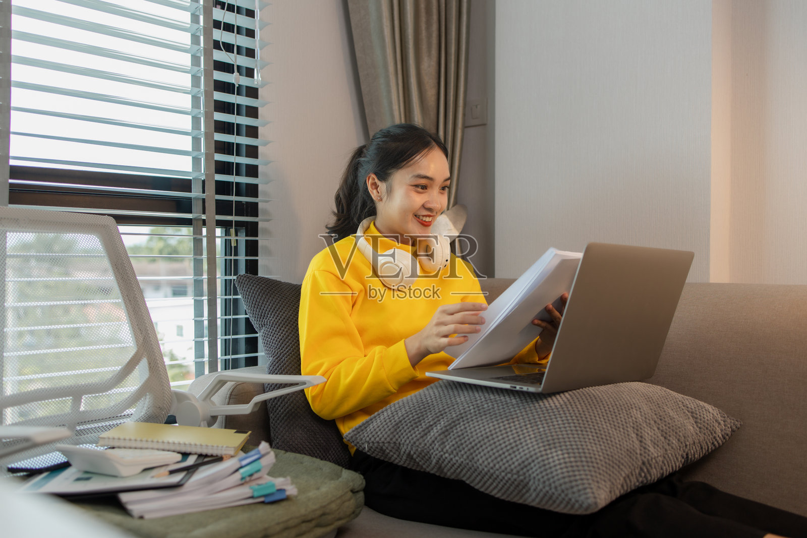 一位女商人在周末在家工作，一名员工不得不把工作带回家，因为她有太多文件需要编辑，无法在工作时间内完成。照片摄影图片