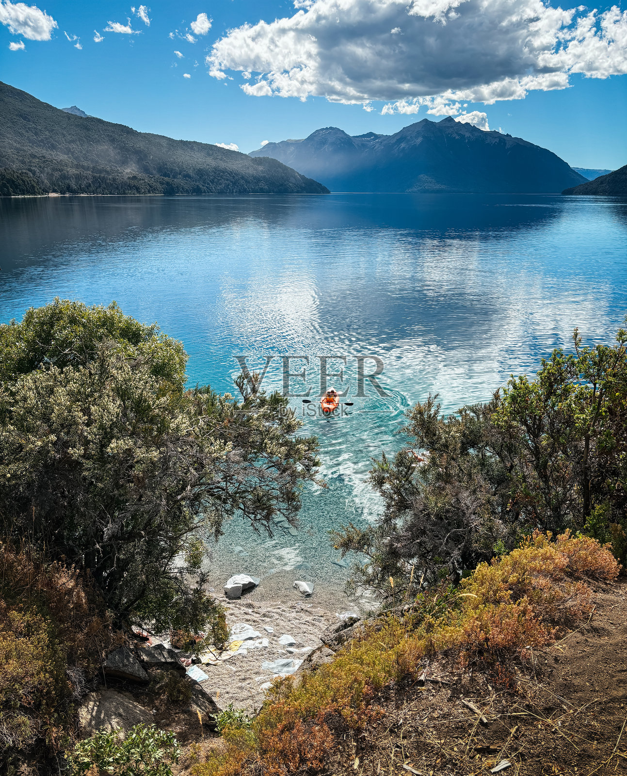 特拉富尔湖上划皮划艇者的鸟瞰图照片摄影图片