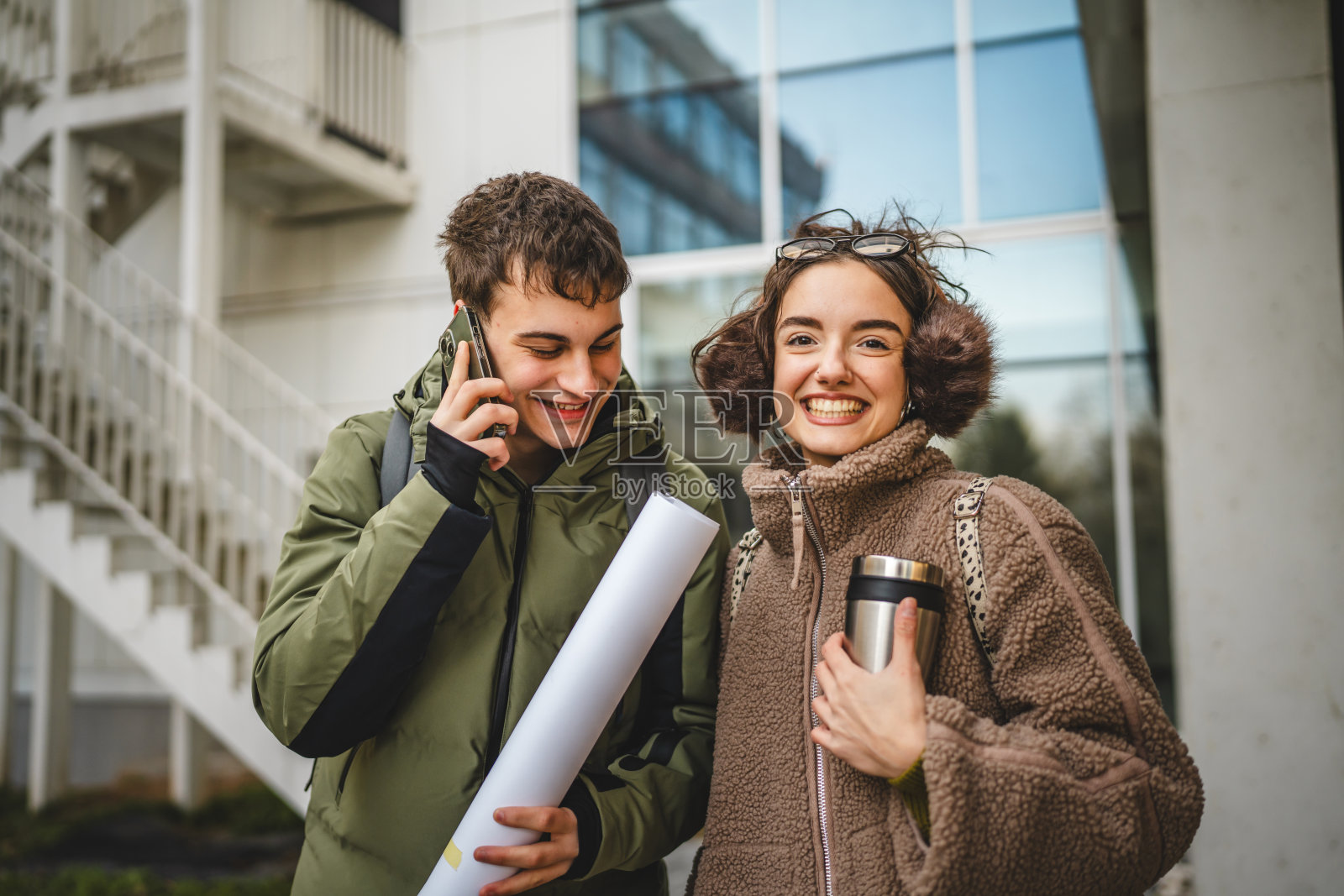 年轻情侣在户外享受时光的肖像照片摄影图片