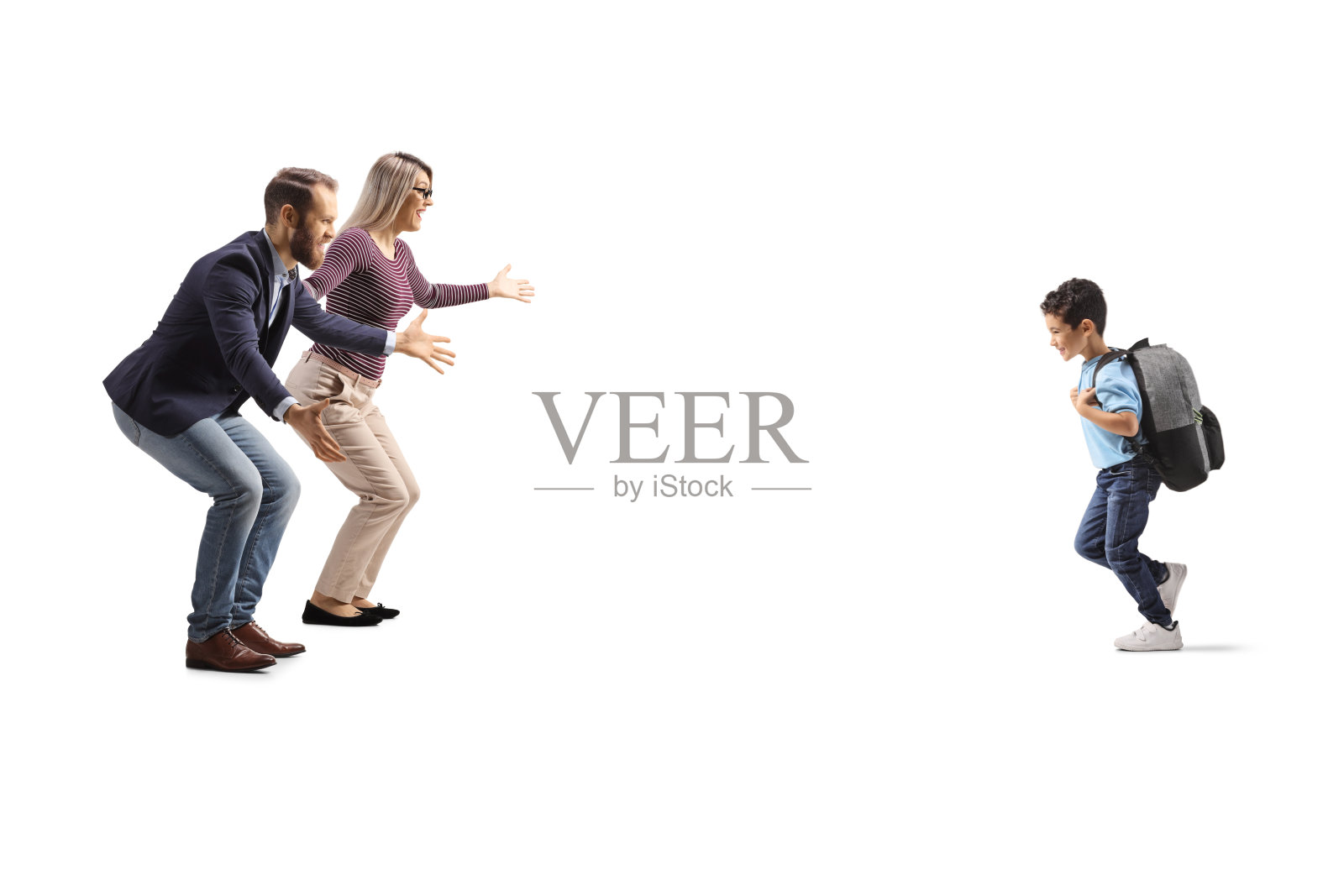 全身侧面照，一个小男孩朝着他的父母奔跑。照片摄影图片