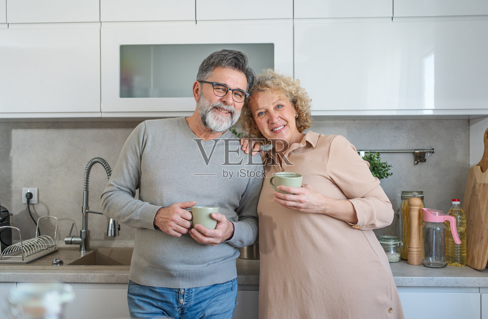 成熟夫妇一起喝咖啡照片摄影图片