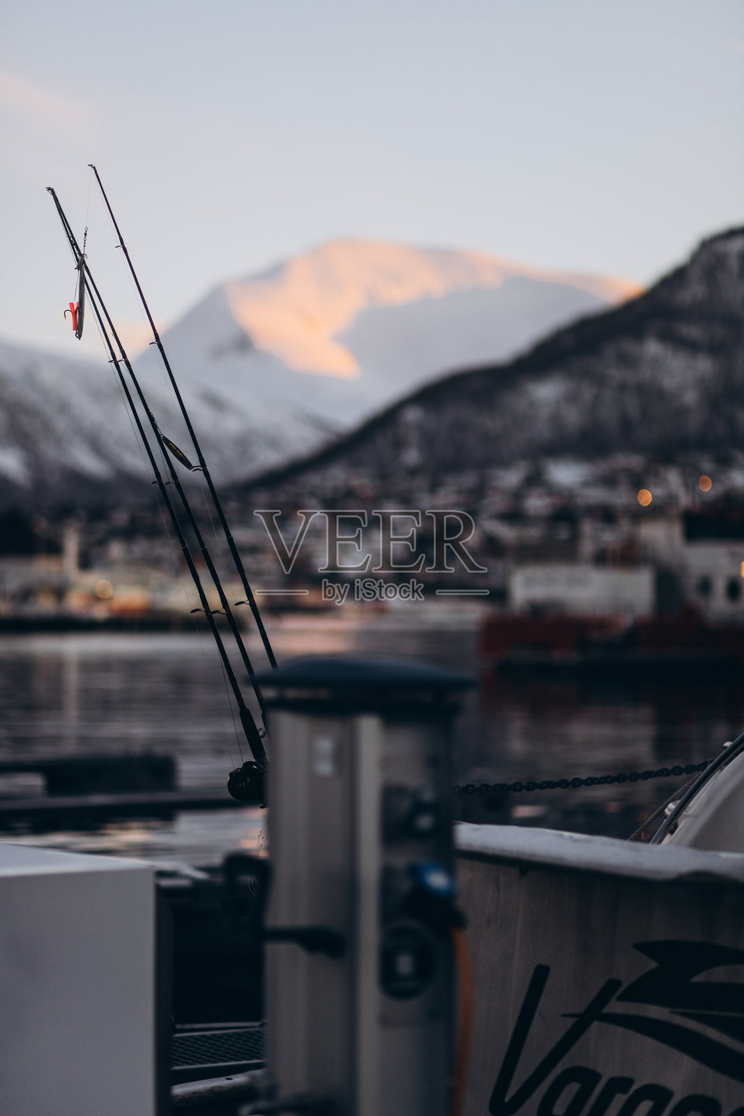 特罗姆瑟钓鱼竿与雪山景观照片摄影图片