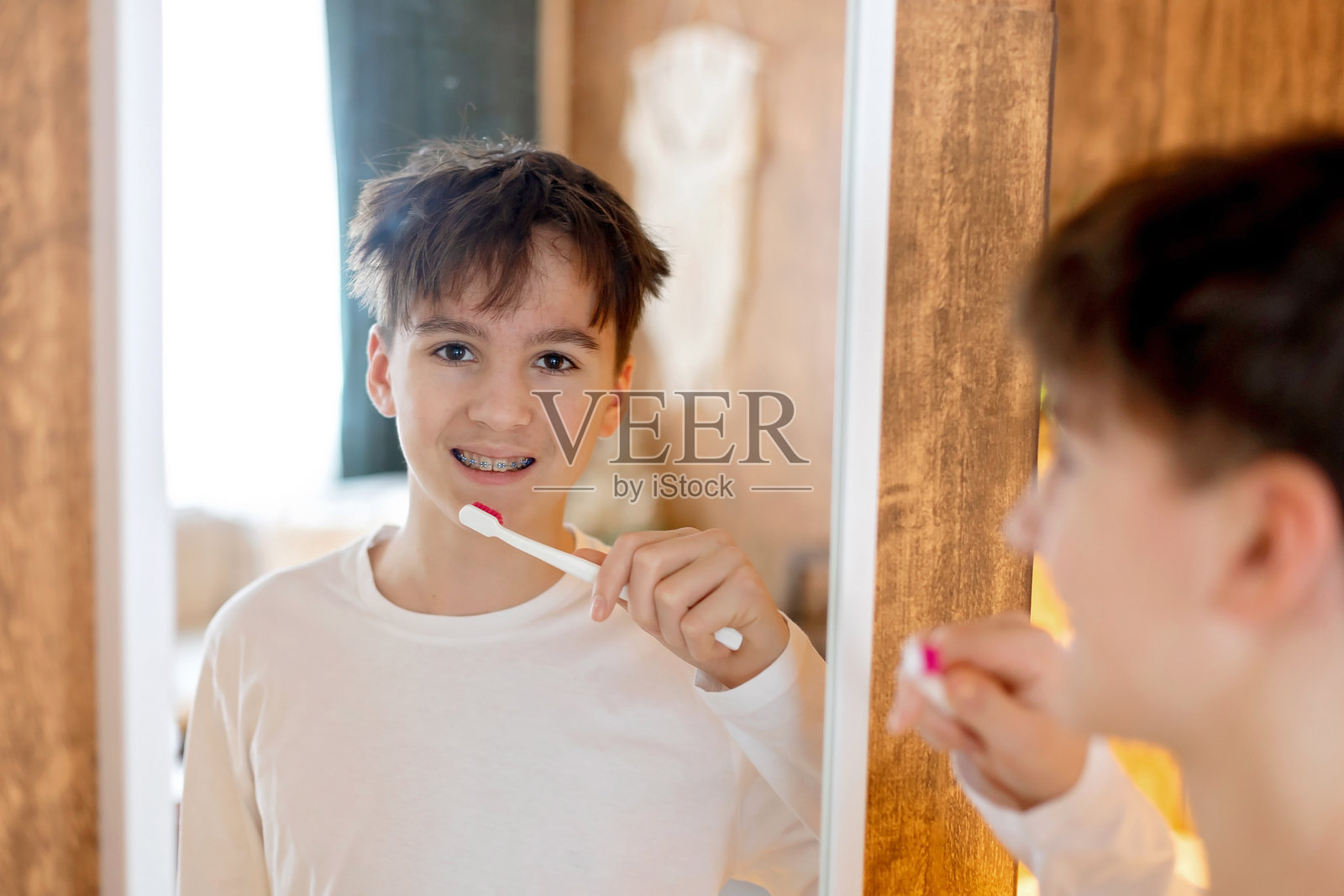 孤立的青少年男孩，佩戴牙套，特写肖像照片摄影图片