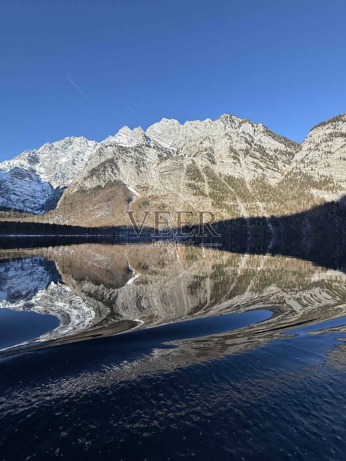 冬季的山湖风景。冬季的科宁湖。科宁湖和山脉的全景。一个倒影的山湖。照片摄影图片