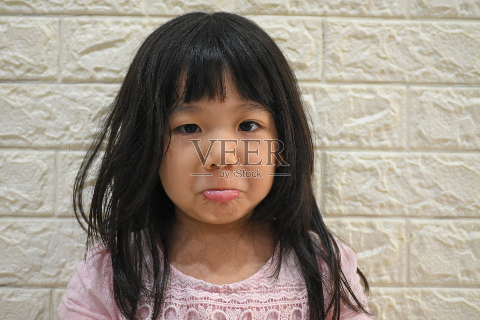 可爱女孩悲伤的特写镜头。照片摄影图片