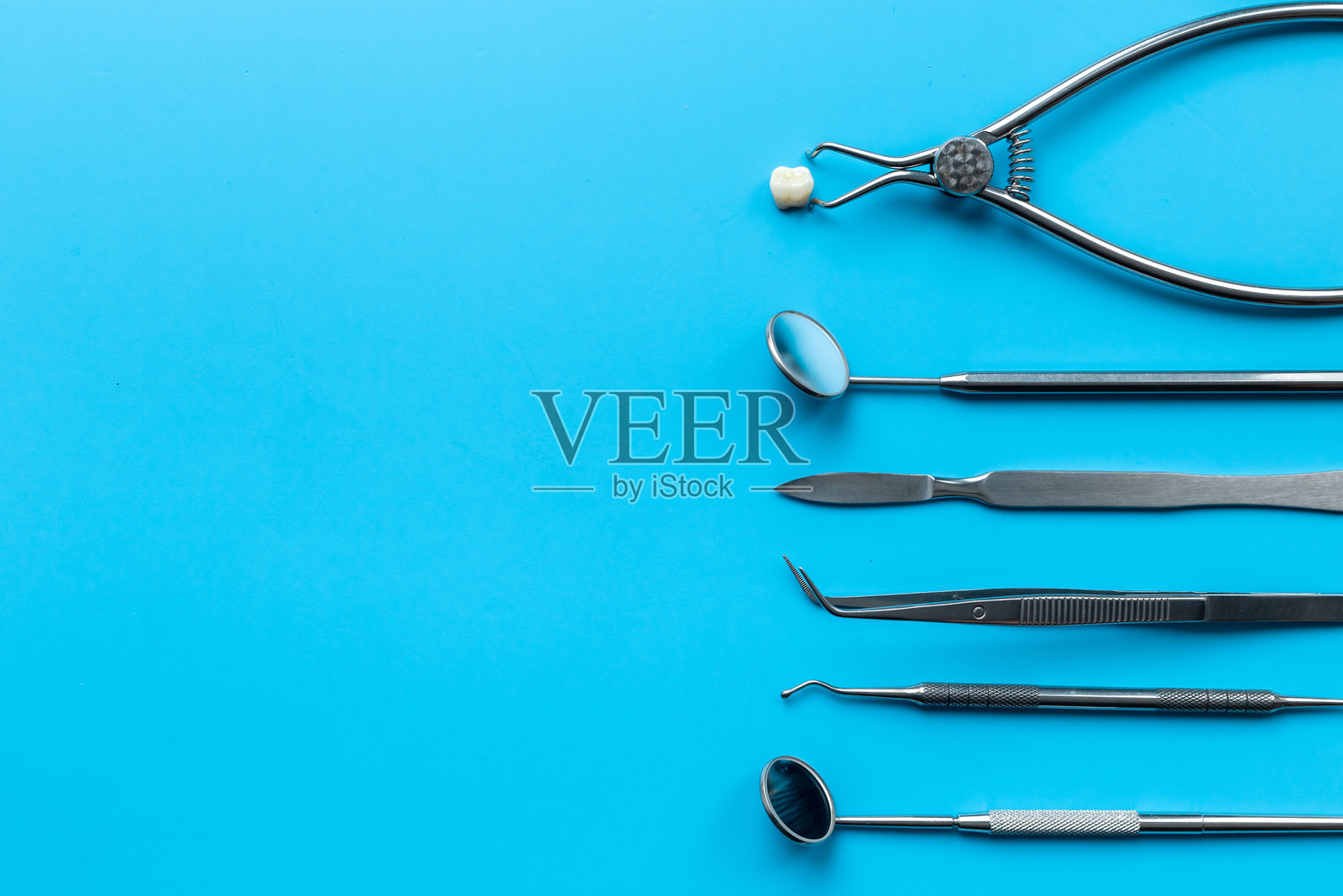 牙科牙冠和牙科修复用的钢制工具，俯视图。牙医工作台照片摄影图片